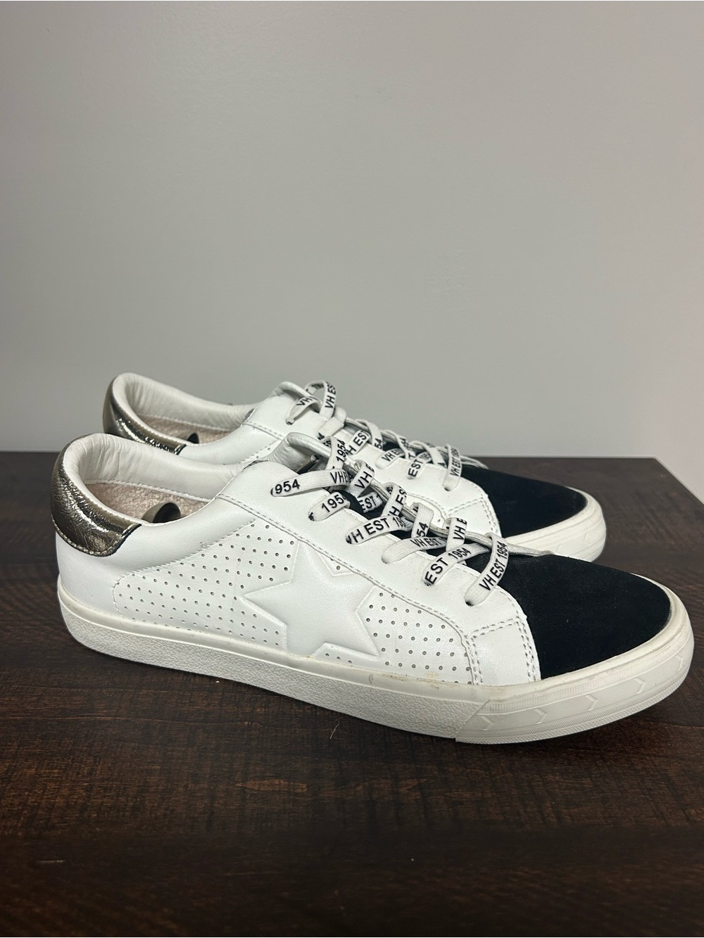 Vintage Havana Shoes Womens 11 White Leather Star Low Top Sneakers Casual